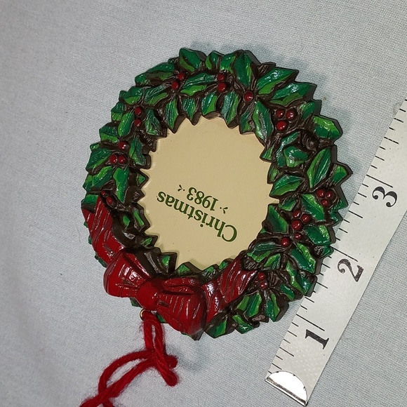 Vintage 1983 Avon Wreath Ornament Insert Your Picture Hanging Ornament - Picture 3 of 4